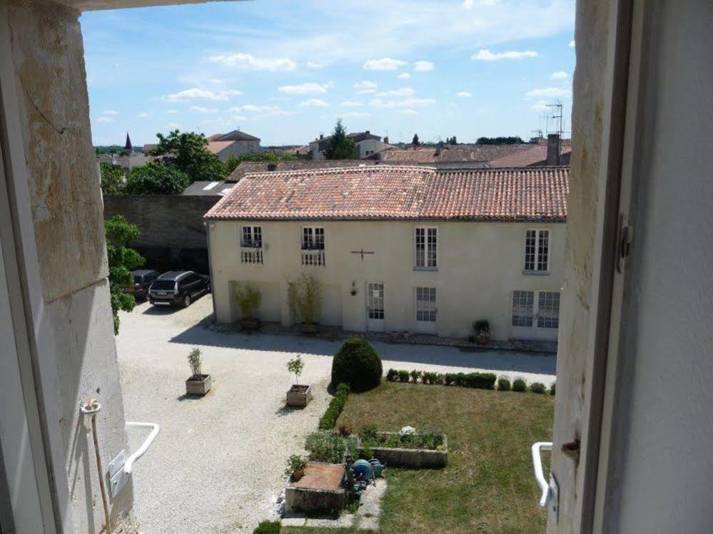 Logis Domaine Du Prieure Hotel Tonnay-Boutonne Exterior foto